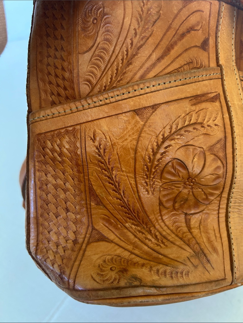 LEATHER DRAWSTRING CROSSBODY BUCKET BAG FEATURING HAND TOOLED FLORAL PATTERNS - Picture 8 of 12